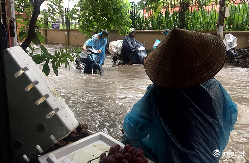 Mưa lớn, nước sông dâng cao, nhiều tuyến phố Hà Nội chìm sâu trong nước